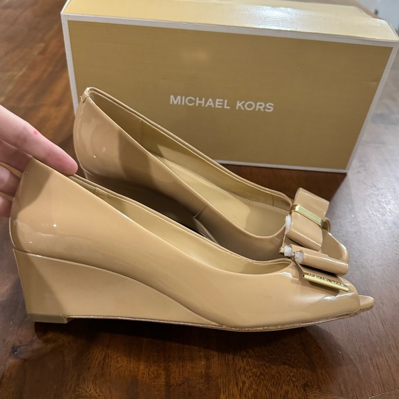 New! Michael Kors Nude Patent Kiera Open Toe Wedge Pump Size 7 - Picture 2 of 9